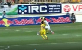 VIDEO: Văn Toàn ngã trong vòng cấm nhưng trọng tài từ chối penalty cho HAGL VIDEO: Văn Toàn ngã trong vòng cấm nhưng trọng tài từ chối penalty cho HAGL