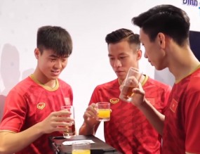 Văn Hậu nhận món quà tinh thần “đặc biệt” từ Quế Ngọc Hải nhân dịp sinh nhật 22 tuổi Văn Hậu nhận món quà tinh thần “đặc biệt” từ Quế Ngọc Hải nhân dịp sinh nhật 22 tuổi