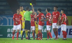 VIDEO: Lee Nguyễn giễu cợt trọng tài và cầu thủ Nam Định sau khi nhận thẻ đỏ VIDEO: Lee Nguyễn giễu cợt trọng tài và cầu thủ Nam Định sau khi nhận thẻ đỏ