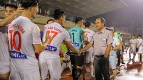 Vùi dập quân bầu Hiển, bầu Đức quyết không trả tiền thưởng vì sợ làm hư lứa Công Phượng Vùi dập quân bầu Hiển, bầu Đức quyết không trả tiền thưởng vì sợ làm hư lứa Công Phượng