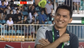 VIDEO: Kiatisak bật cười vì học trò bỏ lỡ cơ hội khó tin, HAGL suýt trả giá trước đội hạng Nhất VIDEO: Kiatisak bật cười vì học trò bỏ lỡ cơ hội khó tin, HAGL suýt trả giá trước đội hạng Nhất