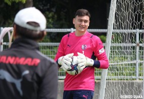 Vừa tập buổi đầu với Cerezo Osaka, Văn Lâm đã nhờ 'em yêu' tại HAGL nhận xét màu áo mới Vừa tập buổi đầu với Cerezo Osaka, Văn Lâm đã nhờ 'em yêu' tại HAGL nhận xét màu áo mới