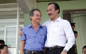 Bầu Thắng hứa hẹn với bầu Đức: '2 năm nữa Long An sẽ lên chơi cùng HAGL' Bầu Thắng hứa hẹn với bầu Đức: '2 năm nữa Long An sẽ lên chơi cùng HAGL'