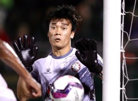 VIDEO: Vừa trở lại Bùi Tiến Dũng đã mắc sai lầm tai hại, biếu không bàn thắng cho Viettel FC VIDEO: Vừa trở lại Bùi Tiến Dũng đã mắc sai lầm tai hại, biếu không bàn thắng cho Viettel FC