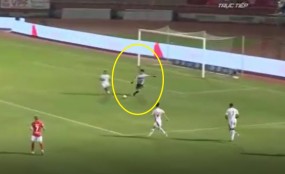 VIDEO: Bùi Tiến Dũng xử lý lóng ngóng, suýt biếu Viettel một bàn thắng VIDEO: Bùi Tiến Dũng xử lý lóng ngóng, suýt biếu Viettel một bàn thắng