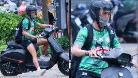 Ngôi sao đắt giá V-League chiếm trọn sự chú khi tự lái xe máy tới sân tập Ngôi sao đắt giá V-League chiếm trọn sự chú khi tự lái xe máy tới sân tập