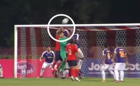 VIDEO: Cầu thủ Malaysia tái hiện 'Bàn tay của Chúa' như Maradona VIDEO: Cầu thủ Malaysia tái hiện 'Bàn tay của Chúa' như Maradona