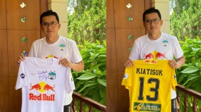 Kiatisuk bán đấu giá chiếc áo HAGL được số tiền 'khủng' để làm từ thiện Kiatisuk bán đấu giá chiếc áo HAGL được số tiền 'khủng' để làm từ thiện