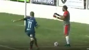VIDEO: Thủ môn nhận bàn thua ngớ ngẩn vì mải đứng cãi nhau với đồng đội VIDEO: Thủ môn nhận bàn thua ngớ ngẩn vì mải đứng cãi nhau với đồng đội