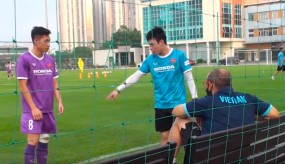 VIDEO: Sao HAGL trình làng tóc mới, thầy Park gặp riêng Hai Long VIDEO: Sao HAGL trình làng tóc mới, thầy Park gặp riêng Hai Long