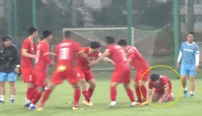 VIDEO: Không lừa được Văn Toàn, Quang Hải, tiền vệ HAGL ngã dúi dụi trong bài tập VIDEO: Không lừa được Văn Toàn, Quang Hải, tiền vệ HAGL ngã dúi dụi trong bài tập