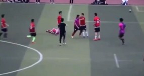 VIDEO: Cầu thủ Trung Quốc dở thói côn đồ, giẫm đạp đối phương trên sân VIDEO: Cầu thủ Trung Quốc dở thói côn đồ, giẫm đạp đối phương trên sân