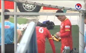 Quang Hải bất ngờ tập riêng cùng bác sĩ, gia nhập hội 'bệnh binh' Xuân Trường và Hoàng Đức Quang Hải bất ngờ tập riêng cùng bác sĩ, gia nhập hội 'bệnh binh' Xuân Trường và Hoàng Đức