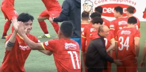 VIDEO: Văn Hậu đập tay rộn ràng cùng Anh Đức, thầy Park 'vỗ mông' sao trẻ Hà Nội VIDEO: Văn Hậu đập tay rộn ràng cùng Anh Đức, thầy Park 'vỗ mông' sao trẻ Hà Nội
