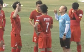 VIDEO: Ông Park bị học trò 'bón hành' sau khi xỏ háng thủ quân Quế Ngọc Hải bất thành VIDEO: Ông Park bị học trò 'bón hành' sau khi xỏ háng thủ quân Quế Ngọc Hải bất thành