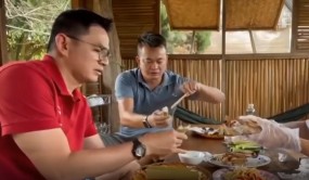 VIDEO: Kiatisuk ăn mừng 'nút bạc Youtube' bằng món cơm lam, gà nướng VIDEO: Kiatisuk ăn mừng 'nút bạc Youtube' bằng món cơm lam, gà nướng