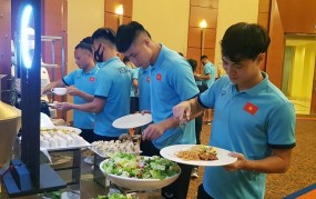 'Thần y' Choi không hài lòng với đồ ăn, ĐT Việt Nam tìm gấp đầu bếp nấu món Việt 'Thần y' Choi không hài lòng với đồ ăn, ĐT Việt Nam tìm gấp đầu bếp nấu món Việt