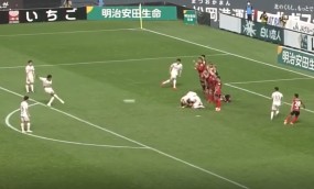 VIDEO: Pha đá phạt 'tự hủy' một cách khó hiểu tại J.League VIDEO: Pha đá phạt 'tự hủy' một cách khó hiểu tại J.League