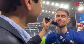 VIDEO: Sao Chelsea cạo râu cùng phóng viên vì...vô địch Champions League VIDEO: Sao Chelsea cạo râu cùng phóng viên vì...vô địch Champions League