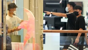 ĐT Việt Nam được xả trại, dàn cầu thủ 'quậy tung' trung tâm thương mại hàng đầu Dubai ĐT Việt Nam được xả trại, dàn cầu thủ 'quậy tung' trung tâm thương mại hàng đầu Dubai
