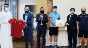 VIDEO: Thầy trò HLV Park nhận quà 'khủng' từ đại sứ quán Việt Nam tại UAE VIDEO: Thầy trò HLV Park nhận quà 'khủng' từ đại sứ quán Việt Nam tại UAE