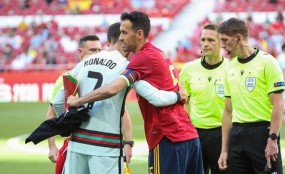 Ronaldo lo sốt vó trước Euro 2020 vì lỡ ôm đội trưởng ĐT Tây Ban Nha Ronaldo lo sốt vó trước Euro 2020 vì lỡ ôm đội trưởng ĐT Tây Ban Nha