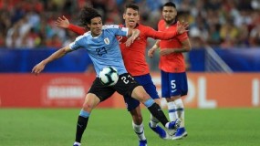 VIDEO: Uruguay bị Chilê cầm chân trong trận cầu rực lửa VIDEO: Uruguay bị Chilê cầm chân trong trận cầu rực lửa