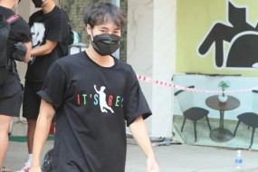Tranh thủ như Văn Toàn: gợi nhớ lại cú ngã lịch sử trong ngày hoàn thành cách ly y tế Tranh thủ như Văn Toàn: gợi nhớ lại cú ngã lịch sử trong ngày hoàn thành cách ly y tế