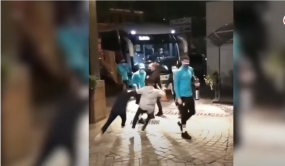 VIDEO: Neymar suýt đánh mất Copa America vì bị fan cuồng 'đốn giò' ác ý VIDEO: Neymar suýt đánh mất Copa America vì bị fan cuồng 'đốn giò' ác ý