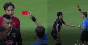 VIDEO: Chỉ 2 phút, Trọng Hoàng khiến đội bạn nhận 2 thẻ đỏ 'giống hệt nhau' VIDEO: Chỉ 2 phút, Trọng Hoàng khiến đội bạn nhận 2 thẻ đỏ 'giống hệt nhau'
