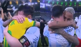 VIDEO: Mặc kệ đồng đội ăn mừng, Messi ôm chặt và vỗ về Neymar sau chung kết Copa VIDEO: Mặc kệ đồng đội ăn mừng, Messi ôm chặt và vỗ về Neymar sau chung kết Copa