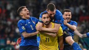 Được khen 'ăn mừng ngầu' khi vô địch EURO, thủ môn ĐT Italia thừa nhận bị quên tỷ số