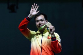 Các VĐV tại Olympic 2021 sẽ lần đầu phải 'tự lực cánh sinh' trên bục trao huy chương Các VĐV tại Olympic 2021 sẽ lần đầu phải 'tự lực cánh sinh' trên bục trao huy chương