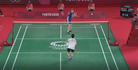VIDEO: Tiến Minh thua toàn diện, không kịp phản xạ trước tay vợt số 3 Thế giới VIDEO: Tiến Minh thua toàn diện, không kịp phản xạ trước tay vợt số 3 Thế giới