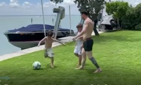 VIDEO: Con trai Messi thể hiện khả năng chơi bóng khiến ông bố phải trầm trồ VIDEO: Con trai Messi thể hiện khả năng chơi bóng khiến ông bố phải trầm trồ