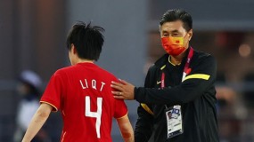 ĐT Trung Quốc rời Olympic với 17 bàn thua , HLV trưởng bị bóc mẽ quá khứ đen tối ĐT Trung Quốc rời Olympic với 17 bàn thua , HLV trưởng bị bóc mẽ quá khứ đen tối