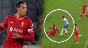 VIDEO: Van Dijk hóa 'gã hề' ngay trận đầu trở lại sau chấn thương VIDEO: Van Dijk hóa 'gã hề' ngay trận đầu trở lại sau chấn thương