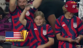 VIDEO: Vô địch Gold Cup, CĐV tuyển Mỹ rải tiền trên khán đài ăn mừng VIDEO: Vô địch Gold Cup, CĐV tuyển Mỹ rải tiền trên khán đài ăn mừng