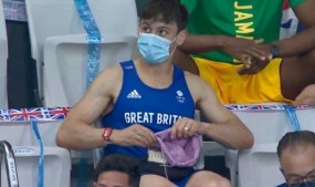 VIDEO: Nam VĐV vô địch Olympic gây sốt khi ngồi đan len trên khán đài VIDEO: Nam VĐV vô địch Olympic gây sốt khi ngồi đan len trên khán đài