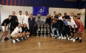 Mặc đồ bóng rổ đi chia tay Messi, sao trẻ Barcelona bị CĐV chỉ trích dữ dội Mặc đồ bóng rổ đi chia tay Messi, sao trẻ Barcelona bị CĐV chỉ trích dữ dội