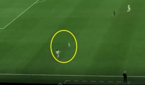 VIDEO: Cậu bé 2 tuổi chạy vào sân giữa trận đấu để đuổi theo các cầu thủ VIDEO: Cậu bé 2 tuổi chạy vào sân giữa trận đấu để đuổi theo các cầu thủ