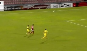 VIDEO: Phá bóng 'thảm họa', cầu thủ có bàn phản lưới đẹp mắt ở AFC Cup