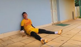 VIDEO: Tấn Trường kiệt sức, nằm 'thở không nổi' sau buổi tập dài nhất lịch sử của ĐT Việt Nam VIDEO: Tấn Trường kiệt sức, nằm 'thở không nổi' sau buổi tập dài nhất lịch sử của ĐT Việt Nam
