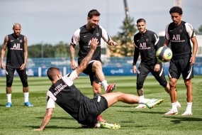 VIDEO: Messi 'đối kháng' với Mbappe, Neymar trong buổi tập của Paris SG VIDEO: Messi 'đối kháng' với Mbappe, Neymar trong buổi tập của Paris SG