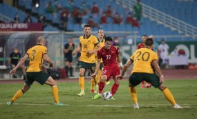 Thắng nhọc nhằn, CĐV Australia chỉ trích ĐT Việt Nam cố tình làm xấu mặt sân Mỹ Đình Thắng nhọc nhằn, CĐV Australia chỉ trích ĐT Việt Nam cố tình làm xấu mặt sân Mỹ Đình