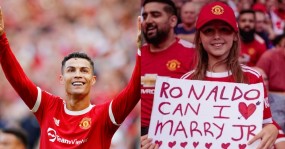 CĐV nhí của Man United 'chơi lớn', xin hỏi cưới con trai Ronaldo CĐV nhí của Man United 'chơi lớn', xin hỏi cưới con trai Ronaldo