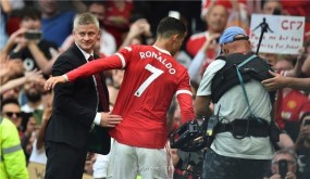 HLV Man United phải 'xin ý kiến' của Ronaldo khi muốn thay học trò ra sân HLV Man United phải 'xin ý kiến' của Ronaldo khi muốn thay học trò ra sân