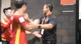 VIDEO: Cầu thủ ĐT Việt Nam bắt tay, gửi lời chúc may mắn tới BHL Thái Lan thắm đậm tình hữu nghị VIDEO: Cầu thủ ĐT Việt Nam bắt tay, gửi lời chúc may mắn tới BHL Thái Lan thắm đậm tình hữu nghị