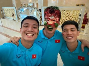 Duy Mạnh bị đồng đội úp bánh kem, hoá thành chú hề trong ngày sinh nhật Duy Mạnh bị đồng đội úp bánh kem, hoá thành chú hề trong ngày sinh nhật
