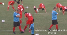 VIDEO: HLV Park diện 'thảm họa thời trang' trong buổi tập của ĐT Việt Nam VIDEO: HLV Park diện 'thảm họa thời trang' trong buổi tập của ĐT Việt Nam
